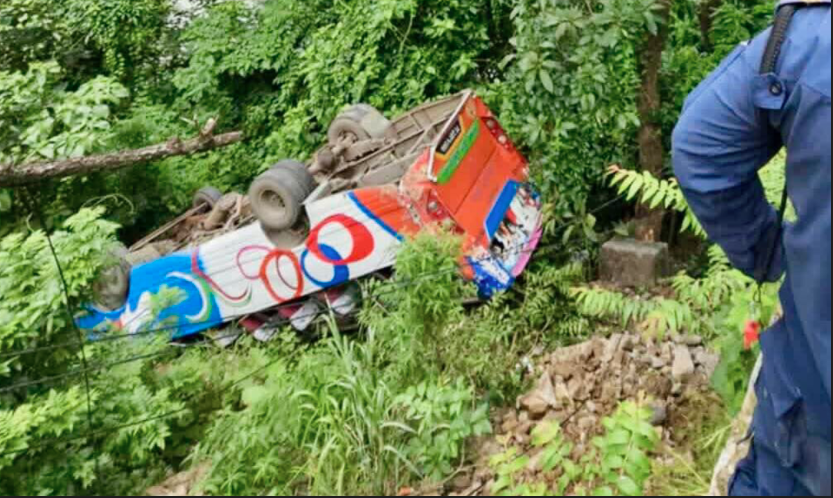 तनहुँको ऐना पहरामा यात्रुबाहक बस दुर्घटना - www.lokpath.com