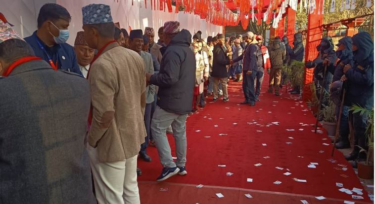 एमाले महाधिवेशनमा मतदान सुरु हुँदै, लाइन बस्न थाले प्रतिनिधि