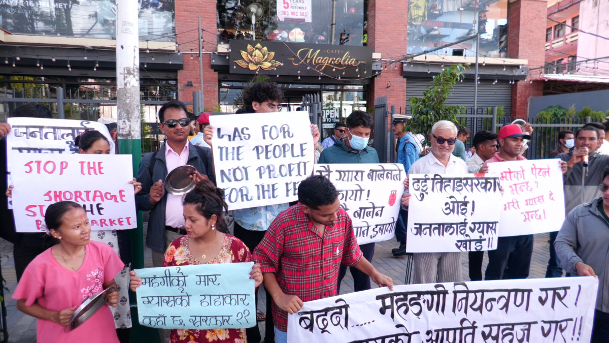 ‘दुई तिहाईको सरकार, जनतालाई ग्यास खोई ?’ भन्दै नेकपा बहुमतको प्रदर्शन
