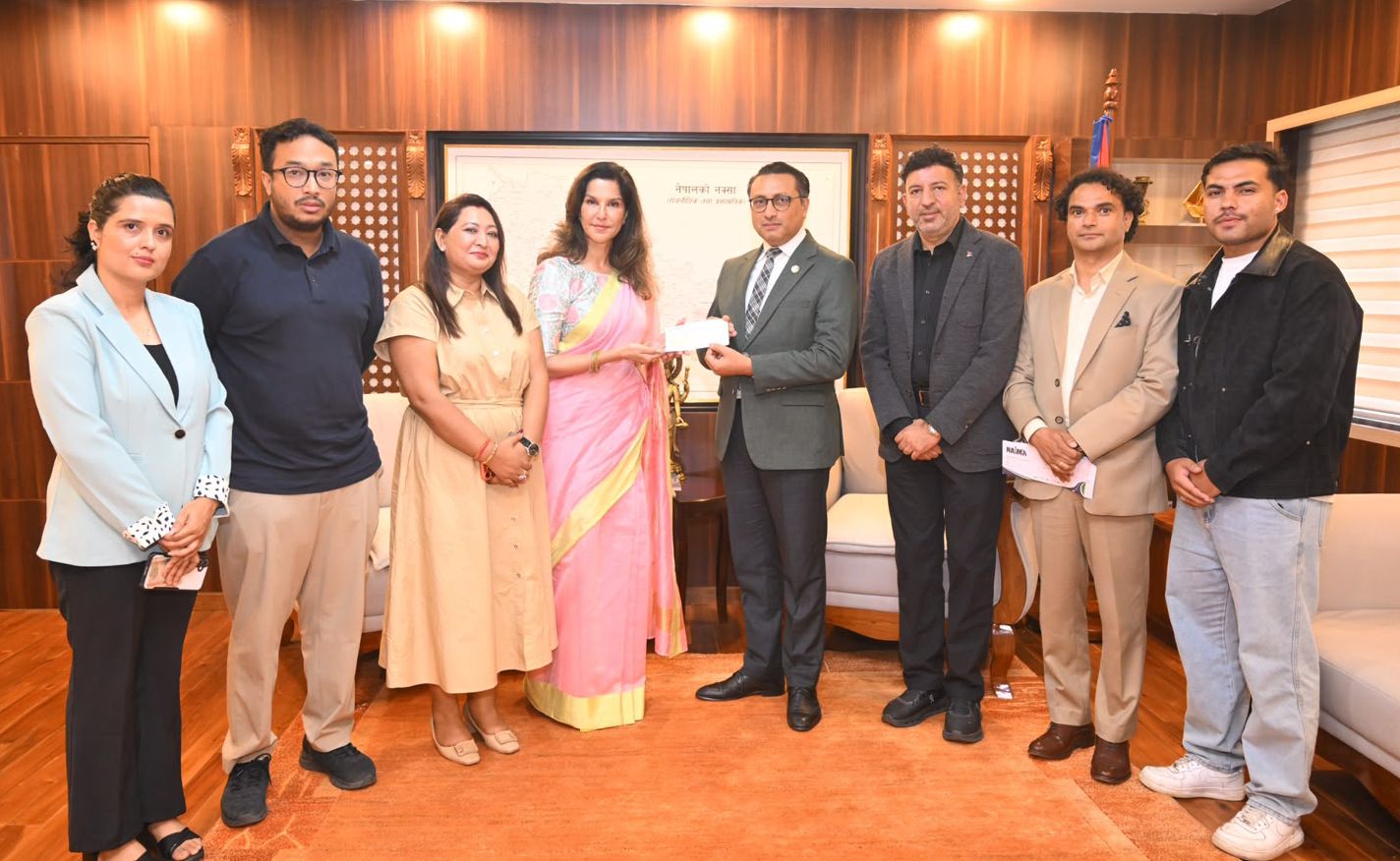 बाढीप्रभावितको राहतका लागि नाइमाको ५० लाख सहयोग, अर्थमन्त्रीलाई बुझाइयो चेक