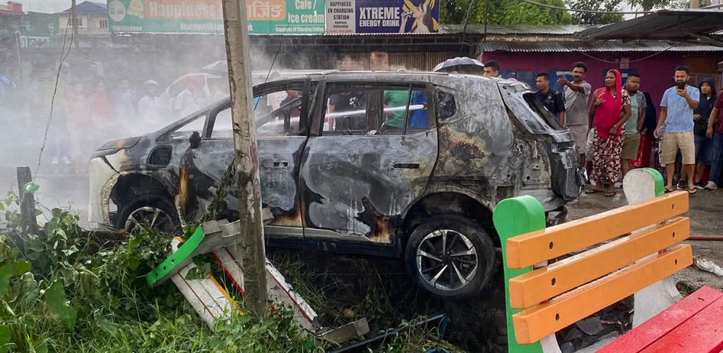 गुडिरहेको ईभी कारमा आगलागी, कारभित्र जलेको अवस्थामा एउटा शव फेला