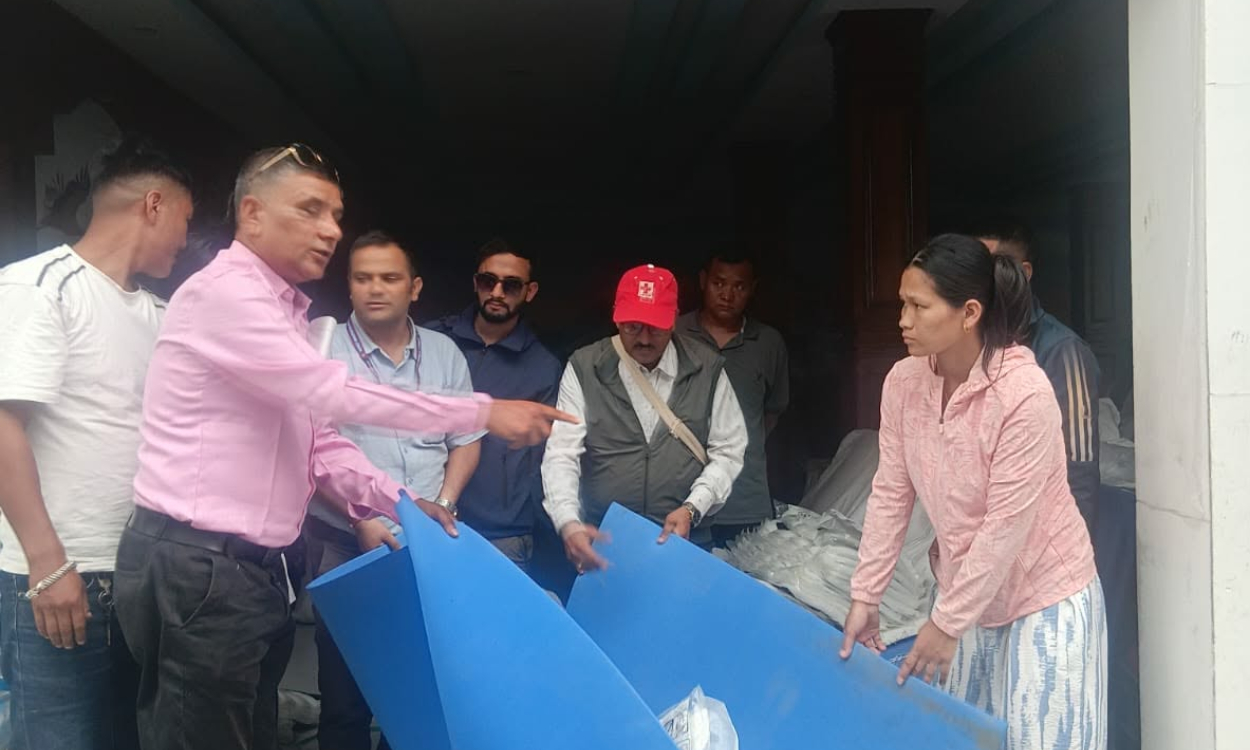 रसुवा बाढी पीडितका लागि समाजसेवी सरोज न्यौपानेको पहलमा ५४५ परिवारलाई राहत
