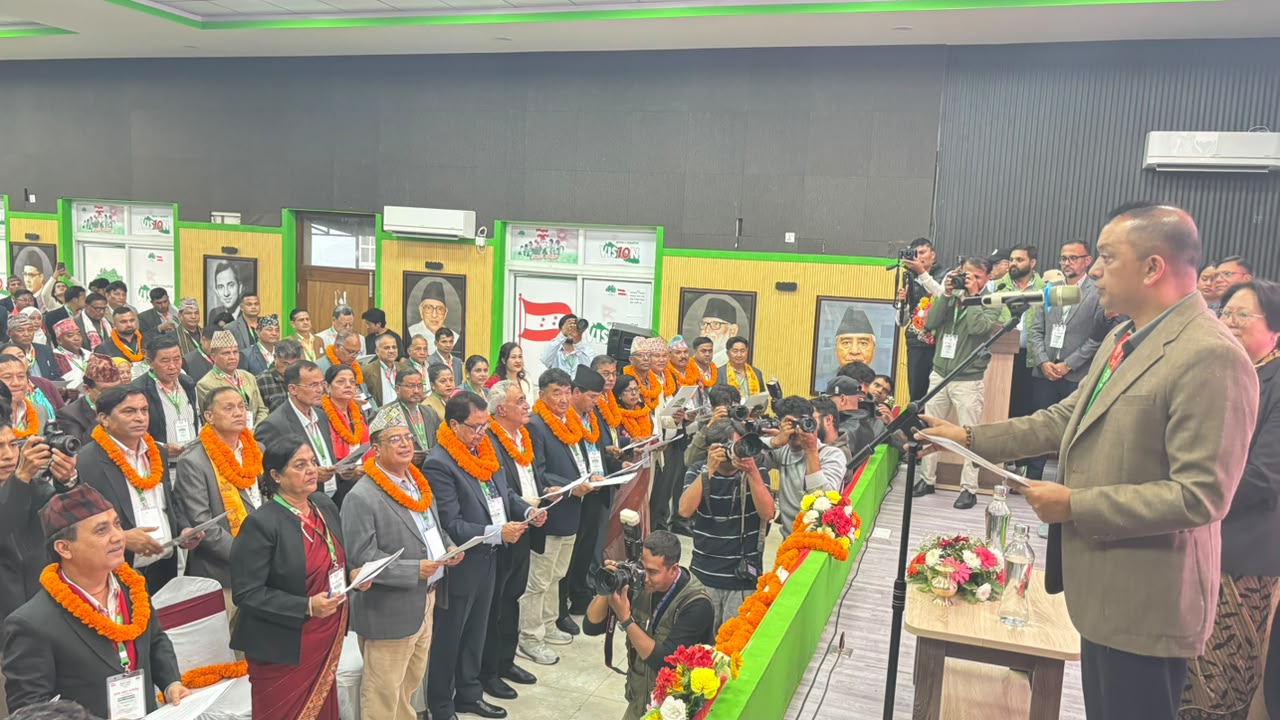 कांग्रेसका नवनिर्वाचित पदाधिकारी तथा सदस्यहरुले लिए शपथ