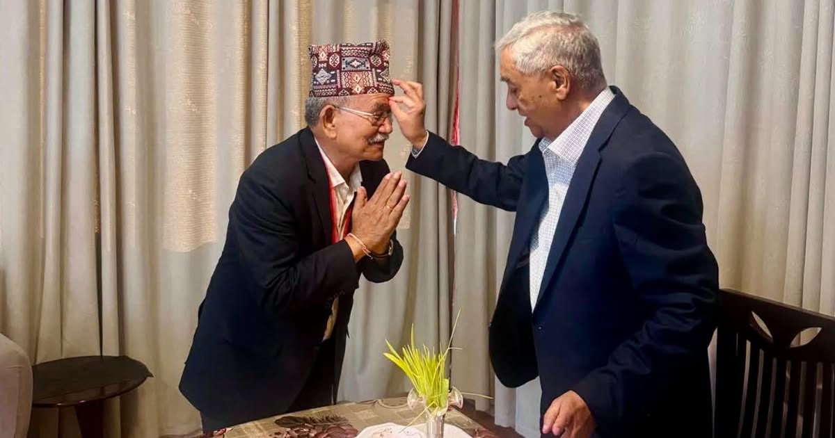 टीका लगाइदिँदै देउवाले चिरिबाबुलाई भने– ‘पहिलो हुनुभयो, बधाई !’