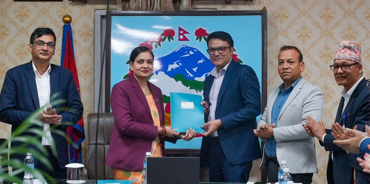 स्वास्थ्य सेवा सुधारलाई प्राथमिकता दिँदै मन्त्री मेहताले गरिन् कार्यसम्पादन सम्झौता